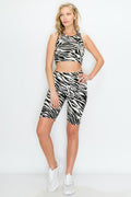 Thumbnail of Conjunto de top corto con estampado de cebra y pantalones cortos de ciclista.