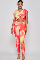 Conjunto de top corto con efecto tie-dye y leggings deportivos