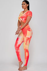 Conjunto de top corto con efecto tie-dye y leggings deportivos
