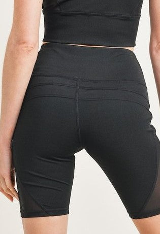 CONJUNTO DE SUJETADOR DEPORTIVO CON PANEL DE MALLA TRANSPARENTE Y SHORT DE MOTORISTA