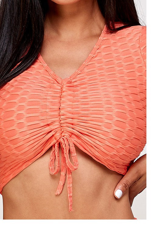 Conjunto de top corto texturizado y pantalón corto biker