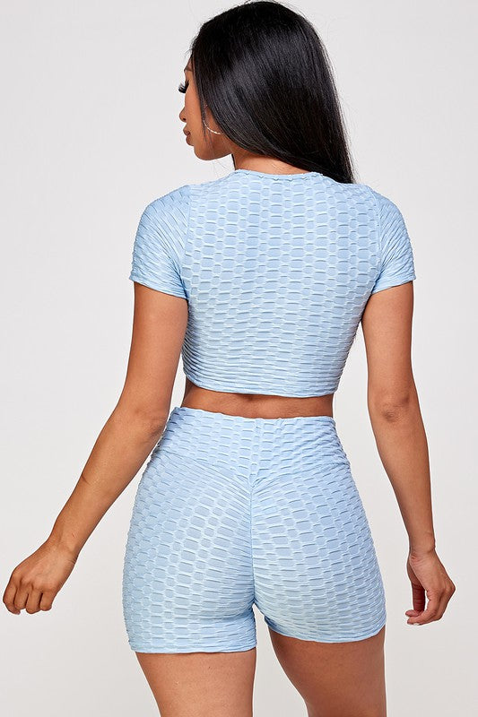 Conjunto de top corto texturizado y pantalón corto biker