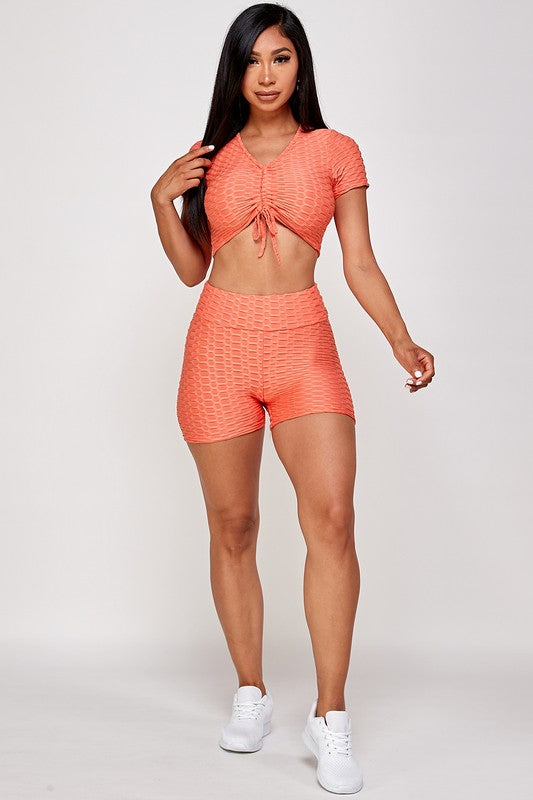Conjunto de top corto texturizado y pantalón corto biker
