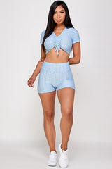 Conjunto de top corto texturizado y pantalón corto biker