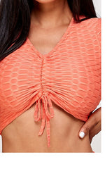 Conjunto de top corto texturizado y pantalón corto biker