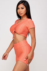Conjunto de top corto texturizado y pantalón corto biker