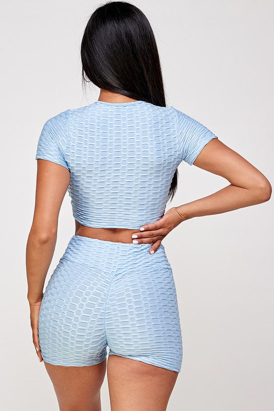 Conjunto de top corto texturizado y pantalón corto biker