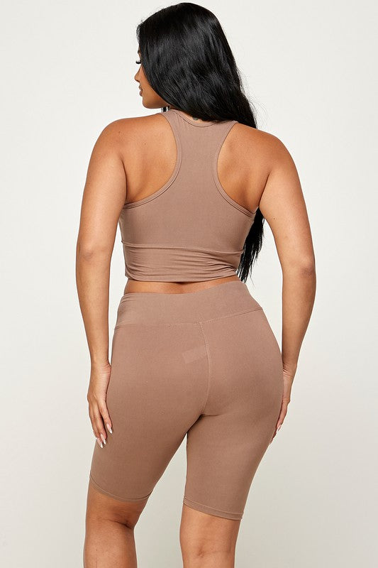 CONJUNTO DE TOP CORTO CON SUJETADOR ACOLCHADO Y PANTALÓN CORTO DE MOTORISTA