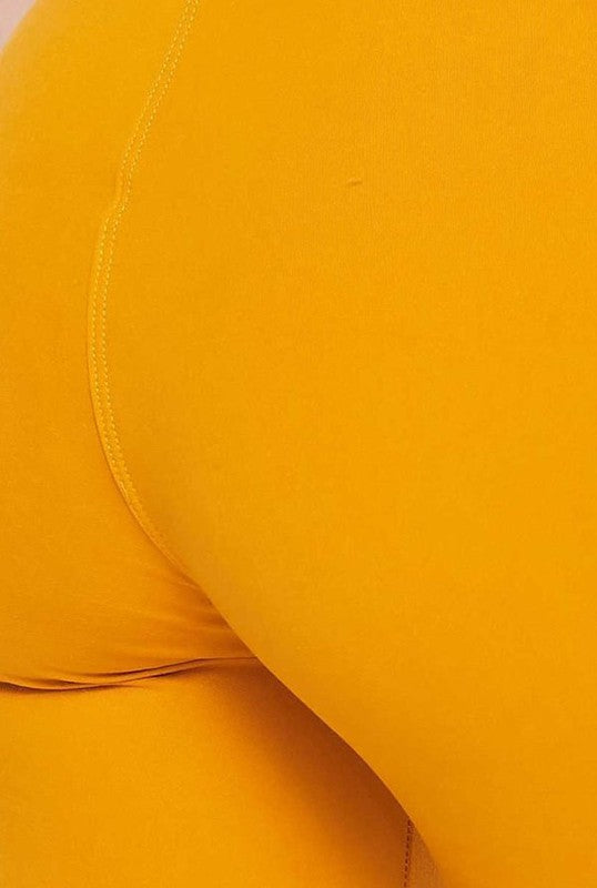 CONJUNTO DE TOP CORTO CON SUJETADOR ACOLCHADO Y PANTALÓN CORTO DE MOTORISTA