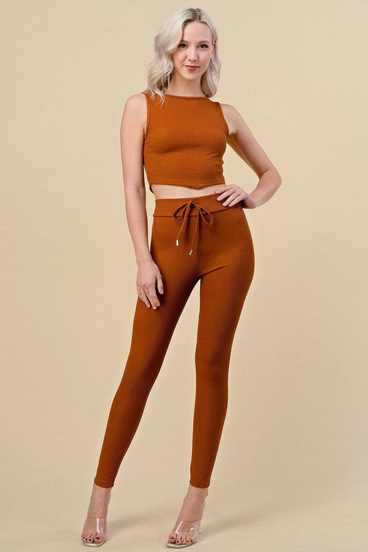 Conjunto de dos piezas de top corto y leggings con cordón