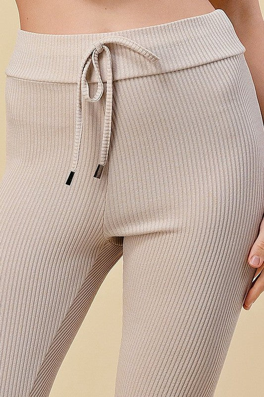 Conjunto de dos piezas de top corto y leggings con cordón