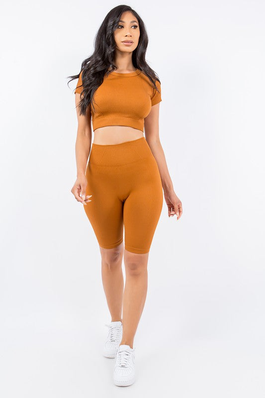 TEXTURED SEAMLESS CROP TOP AND BIKER SHORT SET