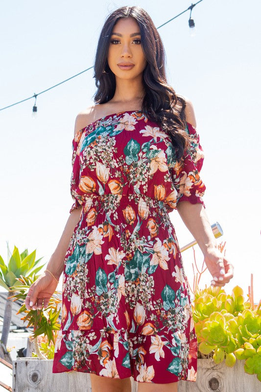 Vestido floral por todas partes.