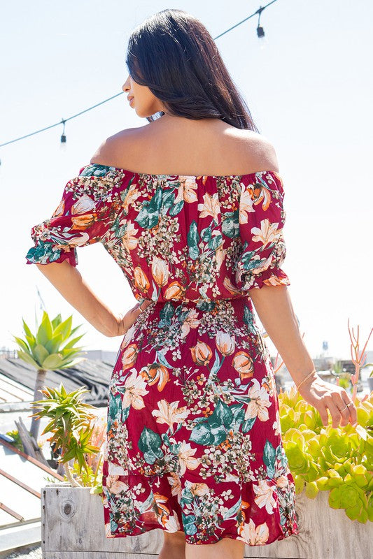 Vestido floral por todas partes.