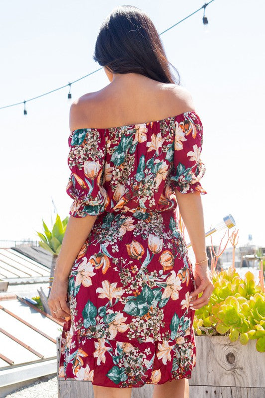 Vestido floral por todas partes.