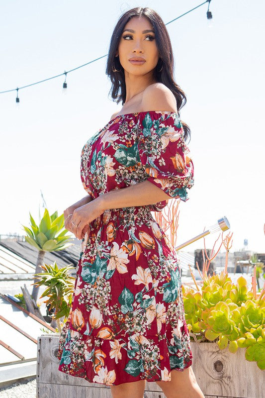 Vestido floral por todas partes.