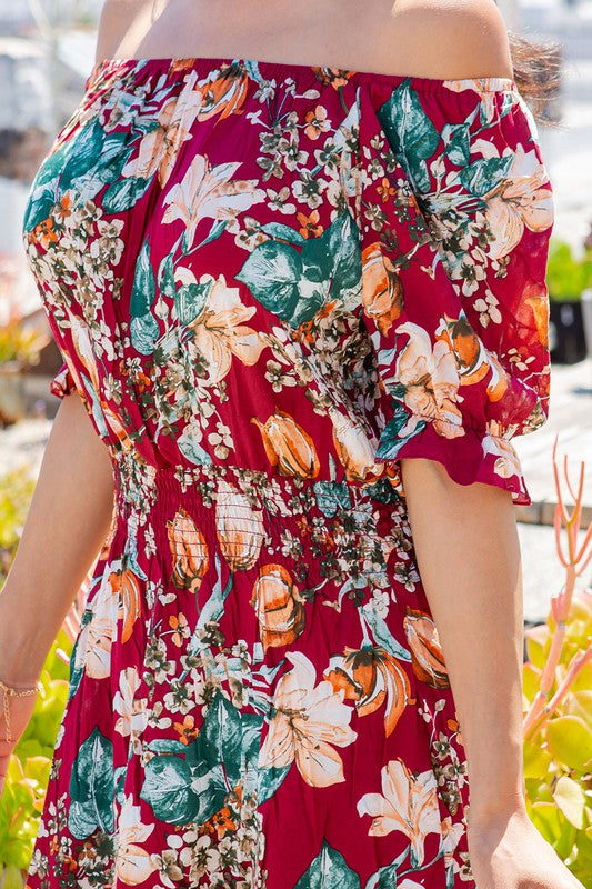 Vestido floral por todas partes.