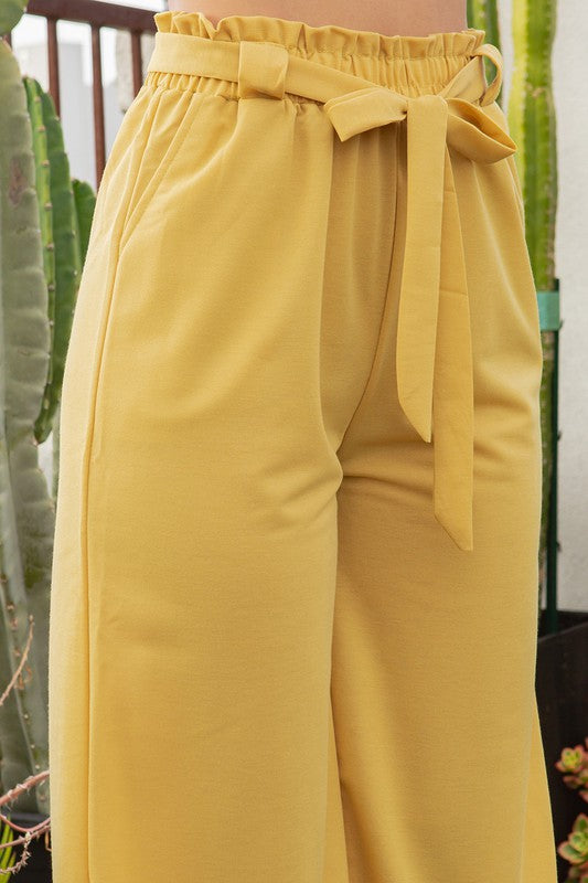 PANTALONES DE PERNERA ANCHA, LISOS, CON PLISADO Y CINTURA LAZADA