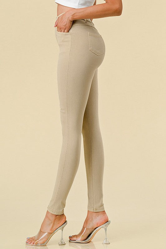 Solid fitted pants with pockets and elastic waist