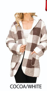 CHAQUETA CON CAPUCHA Y CUADROS DE BÚFALO CON FORRO DE SHERPA
