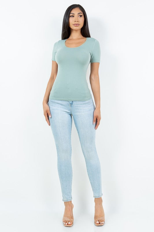 SHORT SLEEVE SEAMLESS TOP