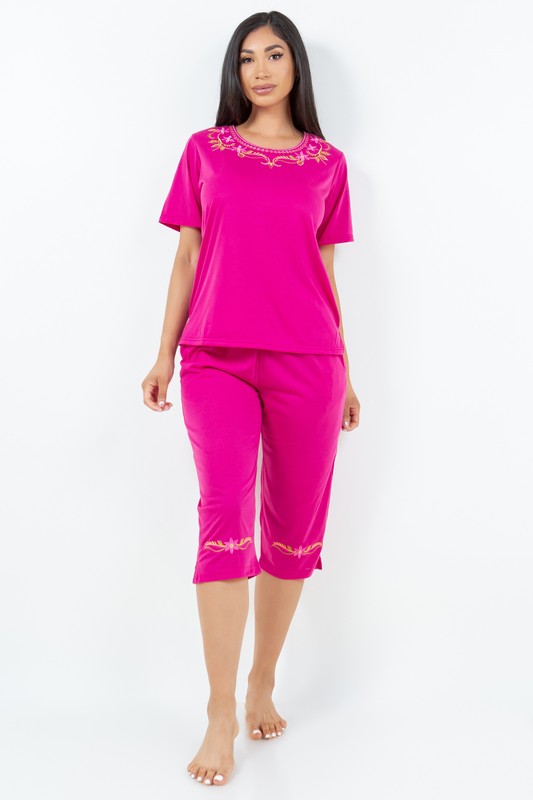 Conjunto de blusa bordada y capri a juego