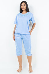 Conjunto de blusa bordada y capri a juego