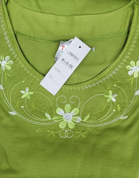Conjunto de blusa bordada y capri a juego