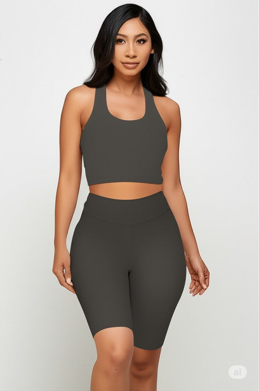 CONJUNTO DE TOP CORTO CON SUJETADOR ACOLCHADO Y PANTALÓN CORTO DE MOTORISTA